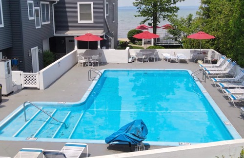 Traverse City Condo | North Shore Inn Traverse City - Unit 209