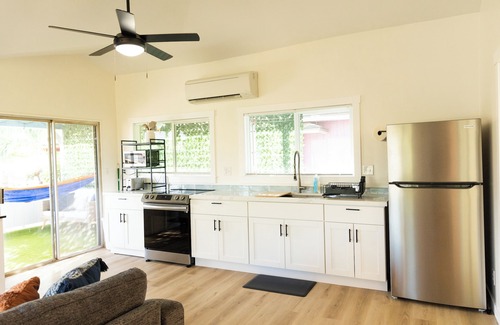 Waialua House | North shore living! Walking distance to Hale’iwa town. Private lanai, AC, WiFi.