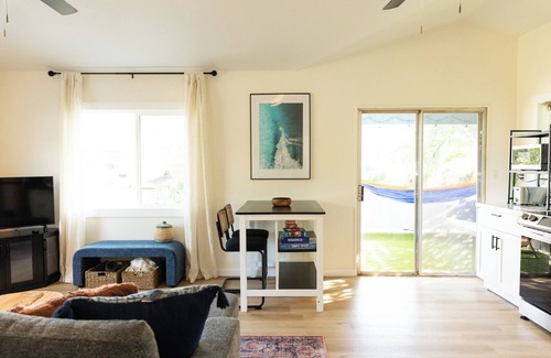 Waialua House | North shore living! Walking distance to Hale’iwa town. Private lanai, AC, WiFi.