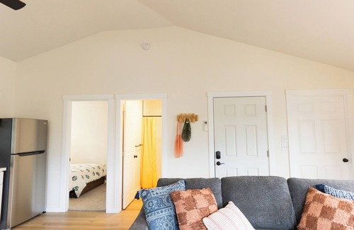 Waialua House | North shore living! Walking distance to Hale’iwa town. Private lanai, AC, WiFi.