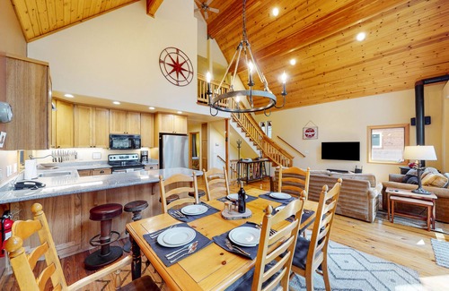 Donner Lake Woods House | North Tahoe Chalet w/Private Garage - Walk to Donner Lake