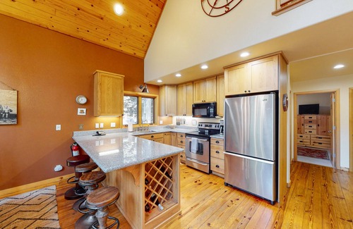 Donner Lake Woods House | North Tahoe Chalet w/Private Garage - Walk to Donner Lake