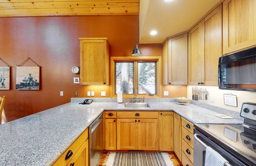 Donner Lake Woods House | North Tahoe Chalet w/Private Garage - Walk to Donner Lake