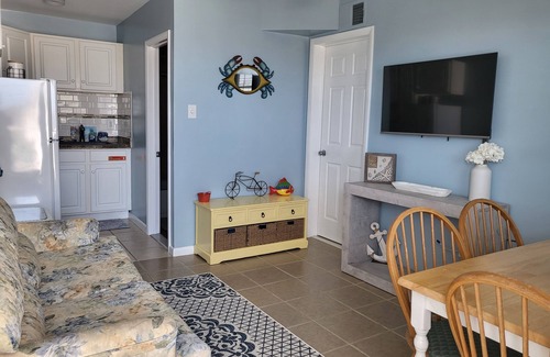 North Wildwood Condo | NORTH WILDWOOD - 1 BR - 1 Block to BEACH - Heated POOL