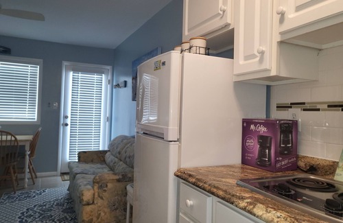 North Wildwood Condo | NORTH WILDWOOD - 1 BR - 1 Block to BEACH - Heated POOL