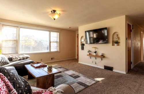Racine Apartment | NorthBeach Retreat 5BR, short walk to zoo & beach