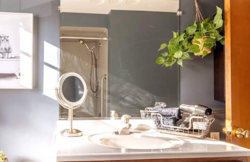 Racine Apartment | NorthBeach Retreat 5BR, short walk to zoo & beach