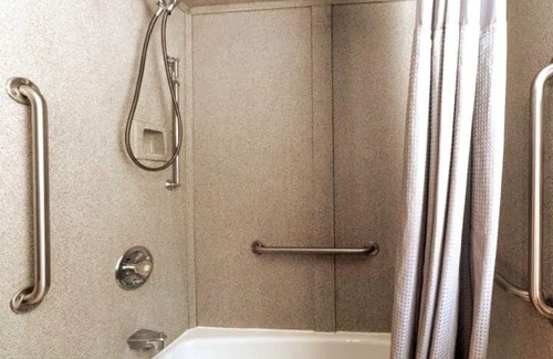 Racine Apartment | NorthBeach Retreat 5BR, short walk to zoo & beach