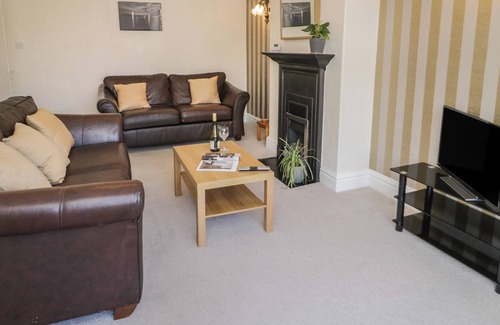 Rhos on Sea Apartment | NORTHCOTE, family friendly, country holiday cottage in Rhos-On-Sea
