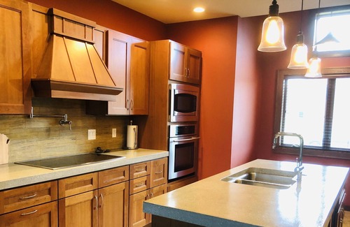 Lake Shore Estates House | Northern Bay golf course house rental-2 mins to Castle Rock Lake