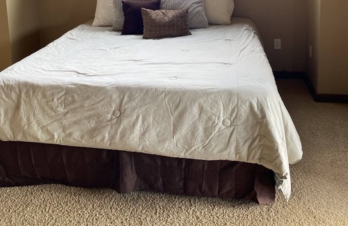 Lake Shore Estates House | Northern Bay golf course house rental-2 mins to Castle Rock Lake