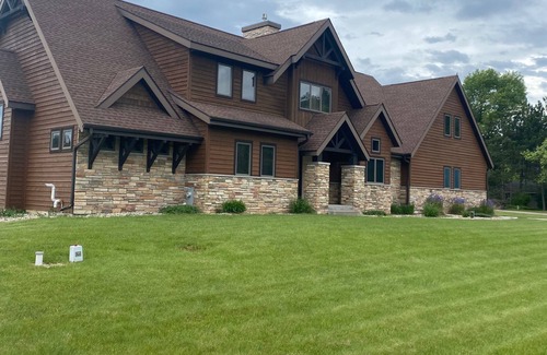 Lake Shore Estates House | Northern Bay golf course house rental-2 mins to Castle Rock Lake