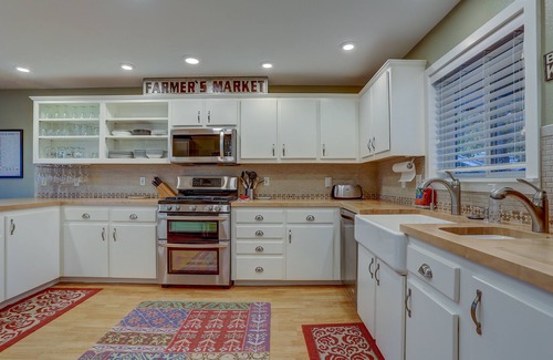 White Salmon House | Northern Lights, Hot Tub, Steps to Downtown White Salmon