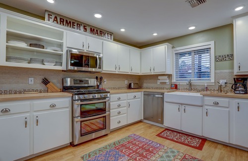 White Salmon House | Northern Lights, Hot Tub, Steps to Downtown White Salmon