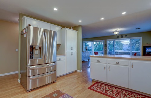 White Salmon House | Northern Lights, Hot Tub, Steps to Downtown White Salmon