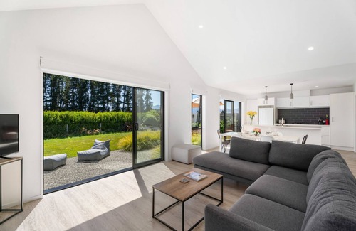 Wanaka House | Northlake Hideaway - Wanaka Holiday Home