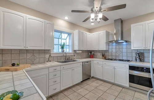 Historic Old Northeast Bed & Breakfast | Northshore Room at ONE Inn, steps to Downtown St. Pete: Ideal for all guests!