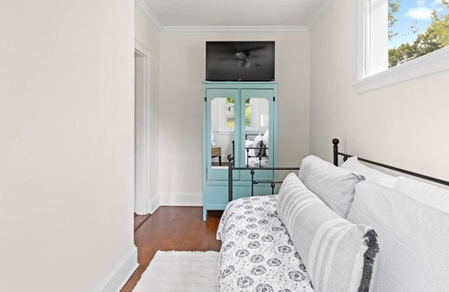 Mosby House | Northside Glampad Minutes from Richmond Raceway!