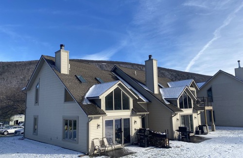 Canandaigua House | NorthStar/Bristol Mt Ski in/out Twnhse - 8 Guests