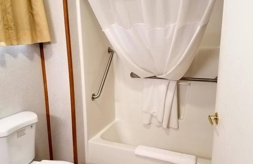 Queensbury Hotel | Northway Inn Queensbury - Lake George