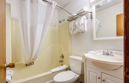 Queensbury Hotel | Northway Inn Queensbury - Lake George