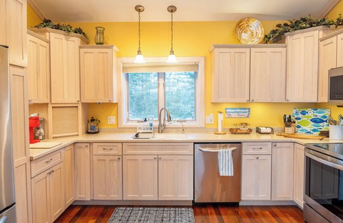 Manistique House | Northwoods Beach House:Autumn Colors & Cozy Lake Views – A Perfect Fall Getaway!