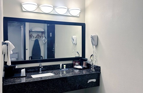 Colgate House | Norwood Inn Milwaukee-Deluxe King Room Non-Smoking