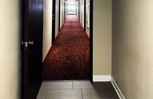 Colgate House | Norwood Inn Milwaukee-Deluxe King Room Non-Smoking