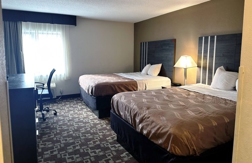 Milwaukee House | Norwood Inn Milwaukee-Deluxe Queen Room With Two Queen Beds