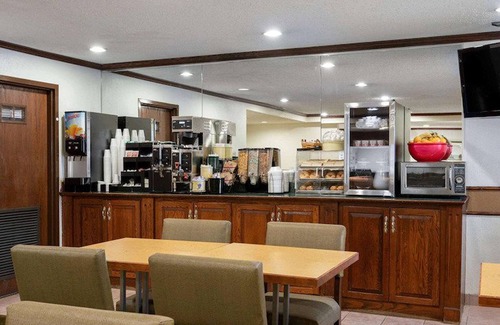 Indianapolis Hotel | Norwood Inn & Suites Indianapolis