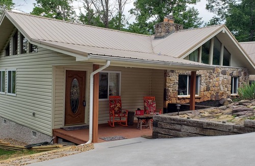 Madisonville House | NOT ACCEPTING BOOKINGSnPrivate lake - PETS WELCOME