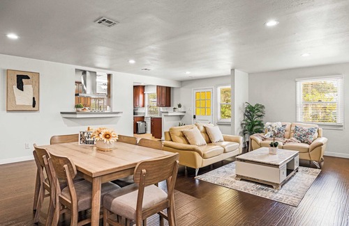 Arcadia House | Not affected by the fire/Spacious Retreat w/Large Kitchen & Outdoor Patio