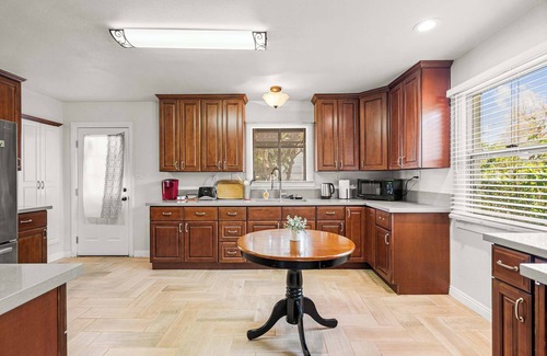 Arcadia House | Not affected by the fire/Spacious Retreat w/Large Kitchen & Outdoor Patio