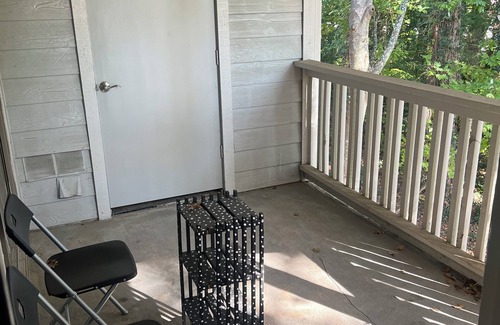 Sandy Springs Apartment | Not too far! 1-bedroom apartment in pleasant Atlanta with WiFi, AC