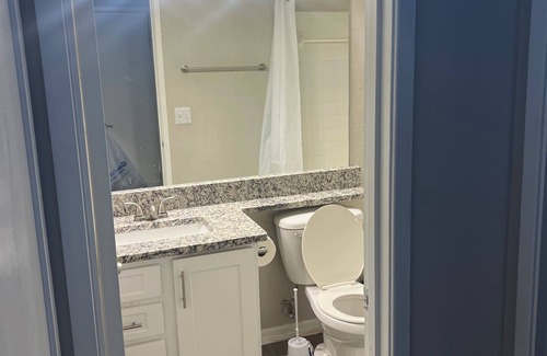 Sandy Springs Apartment | Not too far! 1-bedroom apartment in pleasant Atlanta with WiFi, AC