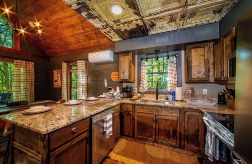 Almond Cabin | NOT YOUR GRANDMA’S CABIN! Sleeps 10: King Loft, Gaming Room, Hot Tub & Fire Pit!