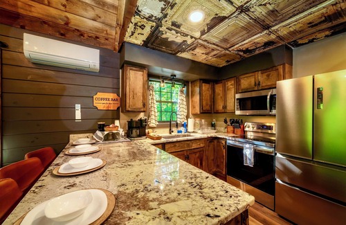 Almond Cabin | NOT YOUR GRANDMA’S CABIN! Sleeps 10: King Loft, Gaming Room, Hot Tub & Fire Pit!