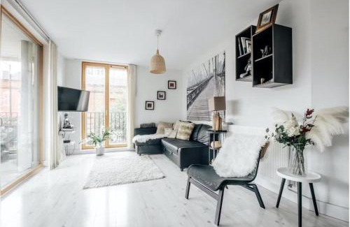Notting Dale Apartment | Notting Hill 2-Bed Apt with Balcony 1 min to Tube