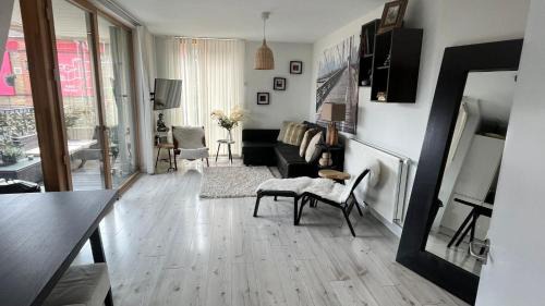 Notting Dale Apartment | Notting Hill 2-Bed Apt with Balcony 1 min to Tube