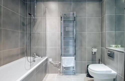 Notting Dale Apartment | Notting Hill 2-Bed Apt with Balcony 1 min to Tube