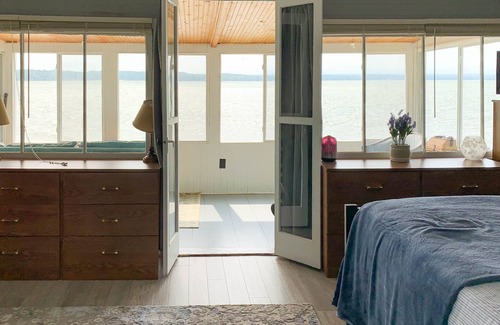 Sennett House | Nottivago: "Relaxing Cottage, Feet from the Water's Edge."