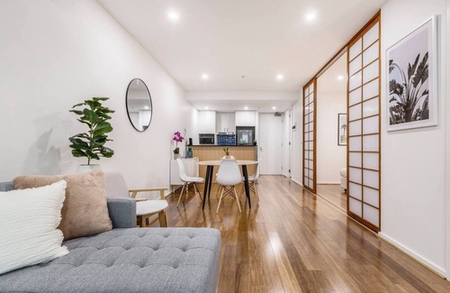 Port Melbourne Apartment | Nottville Poolside Coastal Cosmopolitan off Bay St