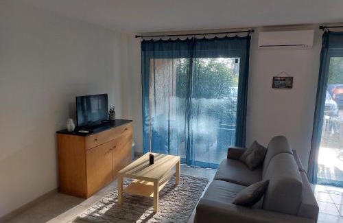 Santa-Maria-Poggio Apartment | NOUVEL LOCATION d'un Bel appart T2 climatisé et meublé au RDCh avec piscine dans residence les Melody