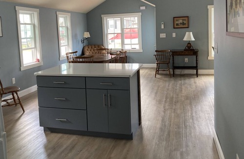 Seabrook House | Nov 1, 2022 - May 1, 2023 2 BD/ 2 BTH Cottage - sleeps - 2 min walk to Seabr