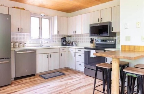 Davis House | NP11-Pet Friendly, Minutes to towns! Hot tub!