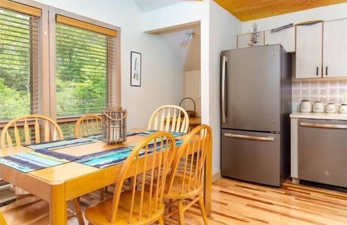 Davis House | NP11-Pet Friendly, Minutes to towns! Hot tub!