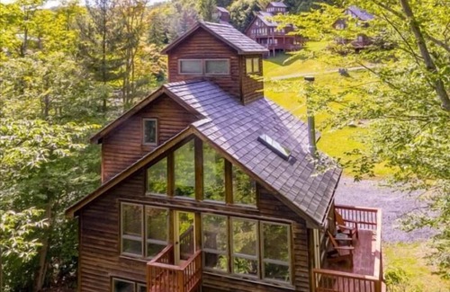 Davis House | NP11-Pet Friendly, Minutes to towns! Hot tub!
