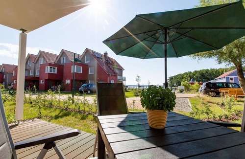 Plau am See Apartment | Nr 25 Modern 2-room apartment in a quiet location with fireplace. Dog allowed -