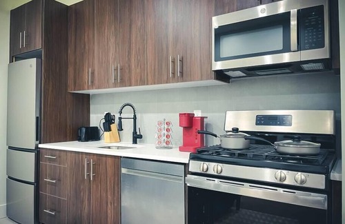 Central Business District Apartment | Nr Marriott, Prudential & EWR * 1BD * Mins to NY