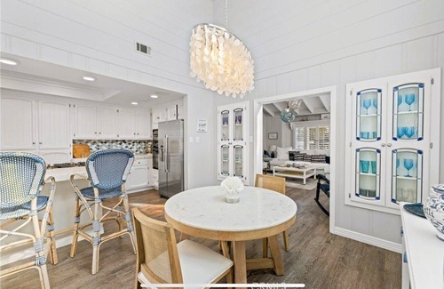 Belmont Shore House | nRare beach find-Steps from Sand, 2 car gar, 3/2+loft, Ocean Views, Hot Tub, AC